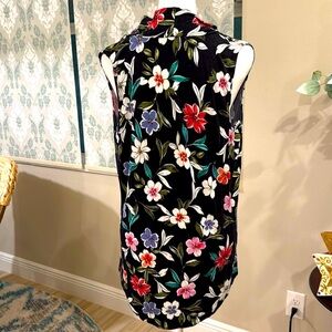 Sleeveless floral top, wrinkle free
